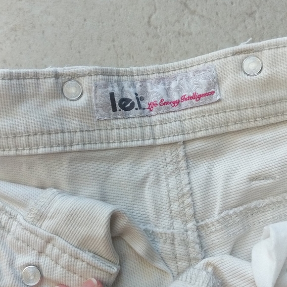 Size 9 khaki jean shorts and gray Capris - Picture 4 of 8